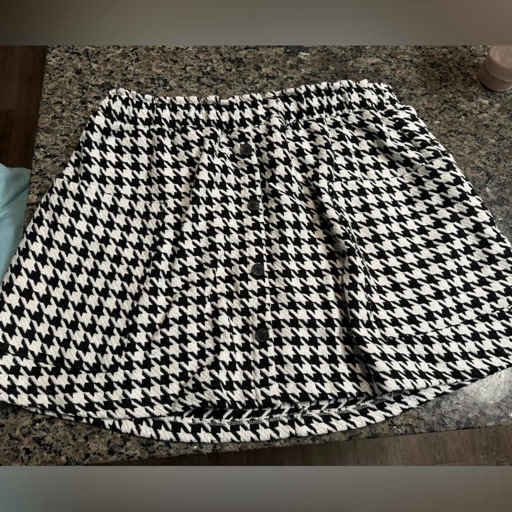 Houndstooth skirt with pockets